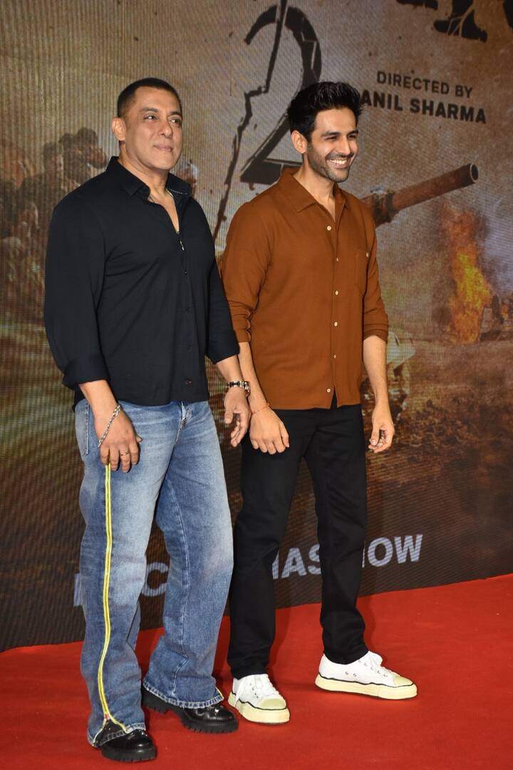 सलमान खान ने हल्की सी स्माइल के साथ कार्तिक के साथ पोज दिए. इश दौरान कार्तिक बेहद खुश नजर आए.