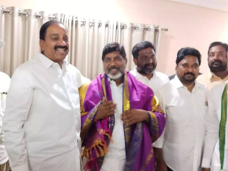 CLP Leader Bhatti Vikramarka Met Former Minister Tummala Nageswara Rao Tummala Nageswara Rao: కాంగ్రెస్‌లో చేరండి- తుమ్మలకు బట్టి విక్రమార్క ఆహ్వానం