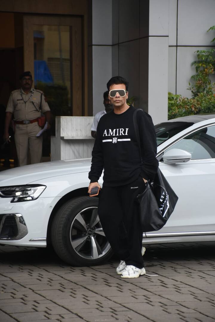 दिग्दर्शक करण जोहर हा नुकताच एअरपोर्टवर स्पॉट झाला.