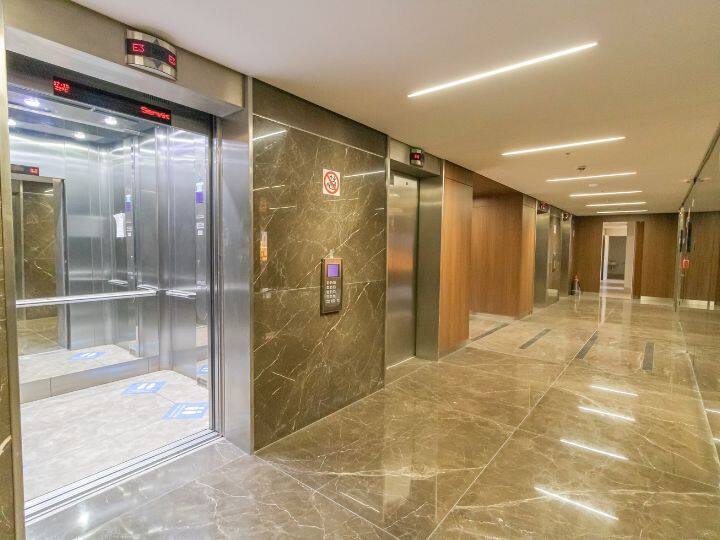 Lift and Escalators Act implemented soon in up 11 states already started high rise building Lift Act in UP: लिफ्ट एक्ट का क्या है मतलब? 11 राज्यों में लागू इस व्यवस्था को यूपी में जल्द मिल सकती है हरी झंडी