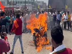 जालन्यात आजही मराठा समाज आक्रमक, आंदोलक तरुणानं स्वतःची दुचाकी पेटवली; व्हिडीओ व्हायरल