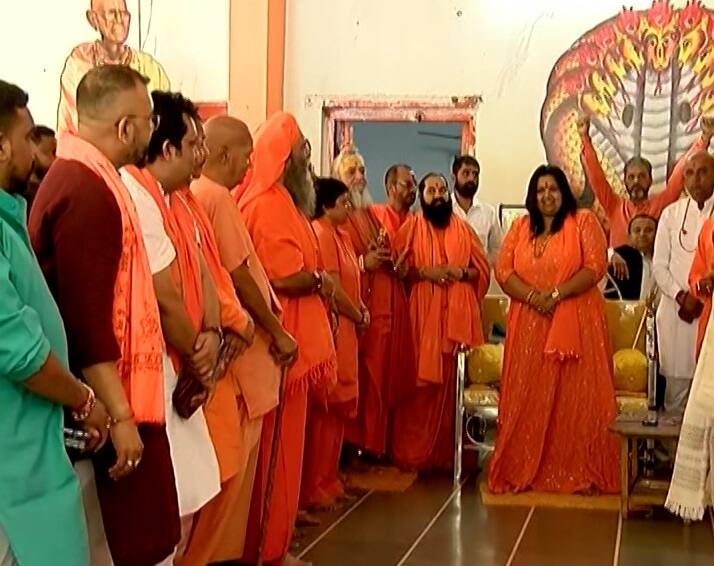 Monks and saints gathered in Ahmedabad over the Salangpur dispute know what big decision was made Salangpur Controversy: સાળંગપુર વિવાદને લઈ અમદાવાદમાં સાધુ-સંતો થયા એકત્ર, જાણો શું કર્યો મોટો નિર્ણય