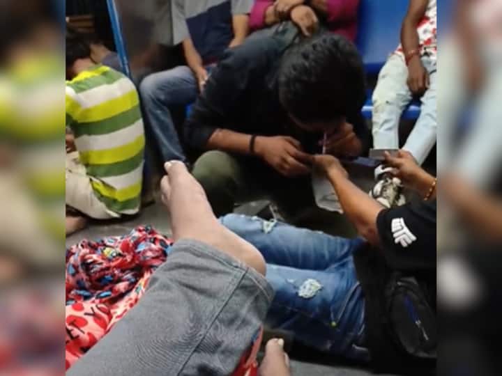 Mumbai Youth Taking Drugs In Local Train Watch Viral Video Mumbai Local Train में खुलेआम 'ड्रग्स' का नशा करते नजर आए 6 युवक, Video देखकर भड़के यूजर्स