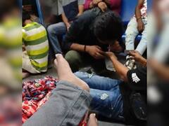 Mumbai Local Train में खुलेआम 'ड्रग्स' का नशा करते नजर आए 6 युवक, Video देखकर भड़के यूजर्स