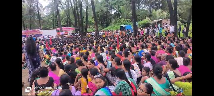 वाढवण बंदर प्रकल्पाविरोधात (Wadhwan Port) पालघर जिल्ह्यातील भूमीपुत्रांची एल्गार सभा रविवारी दुपारी तीन वाजता डहाणू तालुक्यातील वाढवण गावच्या शंखोदर येथे संपन्न झाली. यावेळी पालघर जिल्ह्यातील नायगावपासून गुजरातच्या थेट उंबरगावपर्यंत आणि समुद्रकिनारी गावांसह जव्हार-मोखाडा या डोंगराळ भागातील हजारो नागरिक या एल्गार सभेसाठी उपस्थित होते.