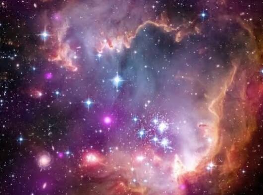 ਇਸ ਤਸਵੀਰ ਵਿੱਚ ਵੱਖ-ਵੱਖ ਰੰਗਾਂ ਨਾਲ ਚਮਕ ਰਹੇ ਤਾਰਿਆਂ ਨੂੰ ਇਹ ਰੰਗ ਉਨ੍ਹਾਂ ਦੇ ਤਾਪਮਾਨ ਅਤੇ ਉਨ੍ਹਾਂ ਵਿੱਚ ਮੌਜੂਦ ਗੈਸਾਂ ਕਾਰਨ ਮਿਲੇ ਹਨ। ਇਹ ਇੱਕ ਲੰਬੀ ਦੂਰੀ ਤੋਂ ਲਈ ਗਈ ਤਸਵੀਰ ਹੈ, ਜਿਸ ਕਾਰਨ ਤੁਸੀਂ ਕਈ ਤਾਰਿਆਂ ਦੇ ਨਾਲ-ਨਾਲ ਕਈ ਗਲੈਕਸੀਆਂ ਵੀ ਦੇਖ ਸਕਦੇ ਹੋ।