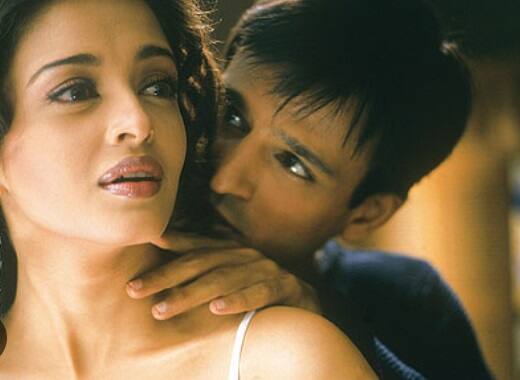 फिल्म 'क्यों होगया ना' साल 2003 में आई. इसी के साथ ही ऐश्वर्या राय के साथ उनके लिंकअप की खबरें भी आईं. रिपोर्ट्स के मुताबिक विवेक ऐश्वर्या और सलमान के झगड़े के बीच फंस गए जिसके बाद सलमान ने उन्हें काफी कुछ सुना दिया था. बदले में विवेक ने भी सलमान को जवाब देने के लिए एक कॉन्फ्रेंस कर दी थी, जिसके बाद माना जाने लगा था कि विवेक ने सलमान से तगड़ा पंगा ले लिया है.