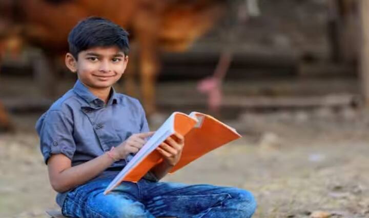 ધારો કે તમારા બાળકની ઉંમર 10 વર્ષ છે અને તમે તેના નામે આ ખાતું ખોલો છો અને 2 લાખ રૂપિયાનું રોકાણ કરો છો, તો તમને આ રૂપિયા પર 6.6 ટકાના દરે વ્યાજનો લાભ મળશે. વર્તમાન દરો અનુસાર, તમને આના પર દર મહિને 1100 રૂપિયાનું વ્યાજ મળશે. જેમાં તમને વાર્ષિક 13200 રૂપિયા મળશે. એટલે કે 5 વર્ષમાં તમને 66000 રૂપિયા મળશે.