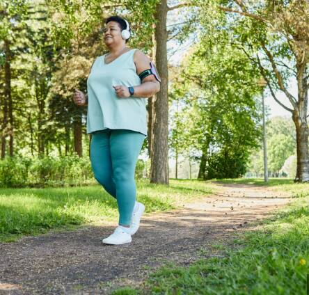 अशा दिनचर्येत स्वत:साठी वेळ काढून काही वेळ पायी चालणं फायद्याचं (Benefits of Walking) असतं.