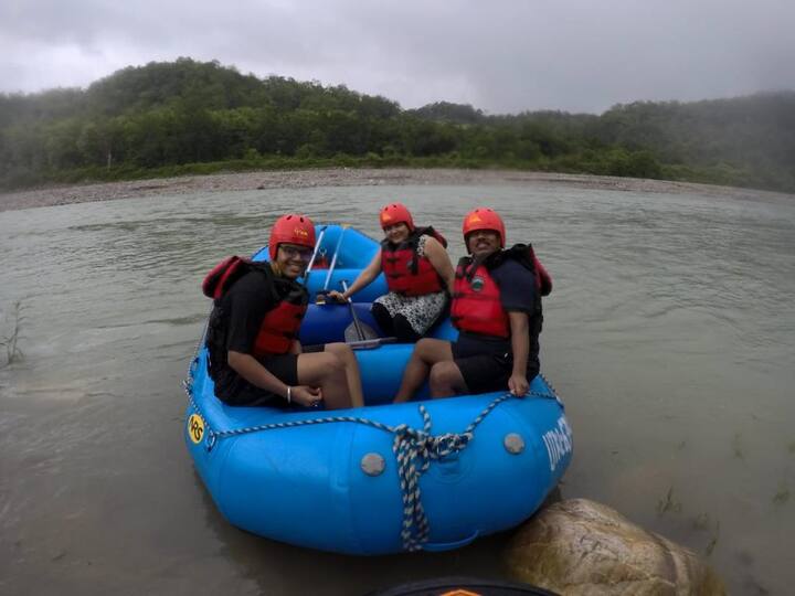 इसलिए कोसी नदी में रिवर राफ्टिंग करना अन्य जगहों के मुकाबले काफी सुरक्षित माना जाता है. रिवर राफ्टिंग लगभग 12 किलोमीटर के जल क्षेत्र में कराई जाती है. पर्यटक जिम कॉर्बेट टाइगर रिजर्व की वाइल्डलाइफ के साथ-साथ एडवेंचर टूरिज्म का भी मजा ले सकते हैं. कोसी नदी में रिवर राफ्टिंग कराने के लिए कई कंपनियों की सेवाएं उपलब्ध हैं.