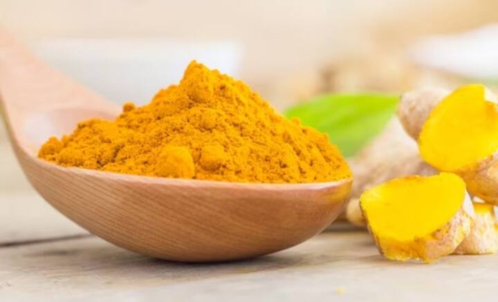 বাটা হলুদ না পেলেও, গুঁড়ো হলুদ এবং আনারসের রস মিশিয়ে নিন একটি পাত্রে। চোখের নীচে লাগিয়ে রেখে দিন ১৫ মিনিট।