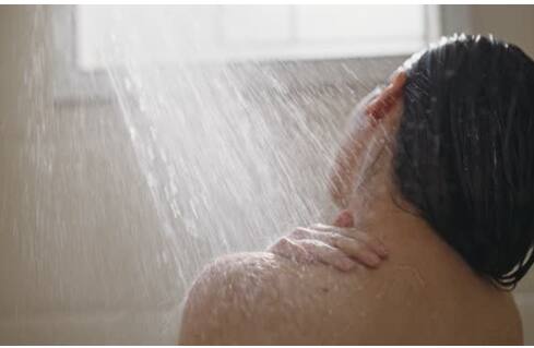 ਜੇ ਤੁਸੀਂ ਰਾਤ ਨੂੰ ਖਾਣਾ ਖਾਣ ਤੋਂ ਤੁਰੰਤ ਬਾਅਦ ਗਰਮ ਪਾਣੀ ਨਾਲ ਇਸ਼ਨਾਨ ਕਰਦੇ ਹੋ ਤਾਂ ਇਸ ਨਾਲ ਪਾਚਨ ਤੰਤਰ ਵੀ ਖਰਾਬ ਹੋ ਸਕਦਾ ਹੈ। ਜਿਸ ਨਾਲ ਭਾਰ ਪ੍ਰਭਾਵਿਤ ਹੋ ਸਕਦਾ ਹੈ। ਇਸ ਨਾਲ ਤੇਜ਼ੀ ਨਾਲ ਭਾਰ ਵਧ ਸਕਦਾ ਹੈ। ਦਰਅਸਲ, ਭੋਜਨ ਨੂੰ ਹਜ਼ਮ ਕਰਨ ਲਈ ਪੇਟ ਵਿਚ ਖੂਨ ਦਾ ਸੰਚਾਰ ਵਧਾਉਣਾ ਜ਼ਰੂਰੀ ਹੁੰਦਾ ਹੈ। ਪਰ ਜਦੋਂ ਅਸੀਂ ਇਸ਼ਨਾਨ ਕਰਦੇ ਹਾਂ ਤਾਂ ਸਰੀਰ ਦੇ ਦੂਜੇ ਹਿੱਸਿਆਂ ਵਿੱਚ ਖੂਨ ਵਹਿਣ ਲੱਗਦਾ ਹੈ। ਜੇਕਰ ਤੁਸੀਂ ਰਾਤ ਨੂੰ ਇਸ਼ਨਾਨ ਕਰਨਾ ਚਾਹੁੰਦੇ ਹੋ ਤਾਂ ਖਾਣਾ ਖਾਣ ਤੋਂ ਅੱਧੇ ਘੰਟੇ ਬਾਅਦ ਨਹਾਉਣਾ ਚਾਹੀਦਾ ਹੈ।