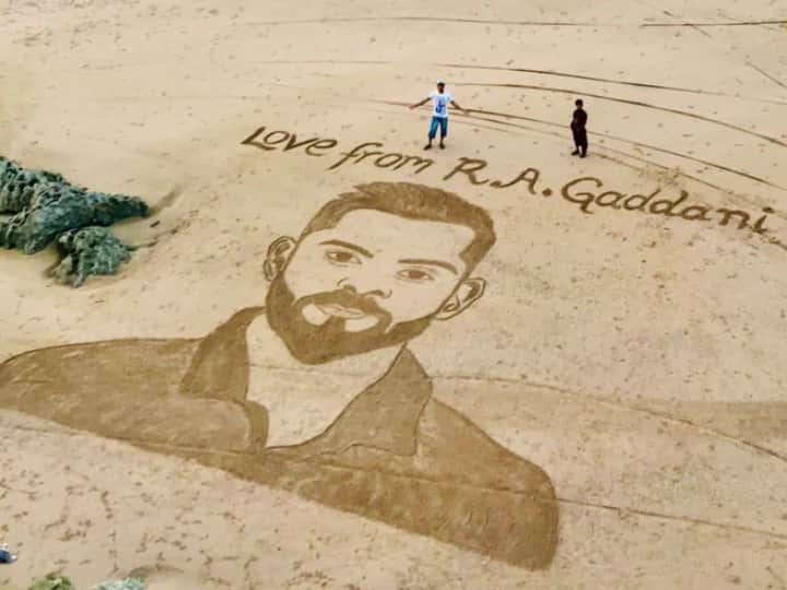 Balochistan Pakistan Virat Kohli Fan Sachaan Sand Art Gwadar Viral Video Watch: पाकिस्तानी फैन ने रेत पर बनाई विराट कोहली की तस्वीर, सोशल मीडिया पर वायरल हुआ वीडियो