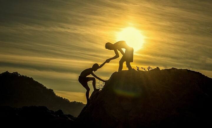 জীবনে ওঠাপড়া লেগেই থাকে। ভাল সময় যেমন আসে, তেমনই কঠিন সময়েরও মুখোমুখি হতে হয় আমাদের। কে সত্যিকারের বন্ধু, আর কে লোকদেখানো, তা এই কঠিন সময়েই বুঝতে পারি আমরা।