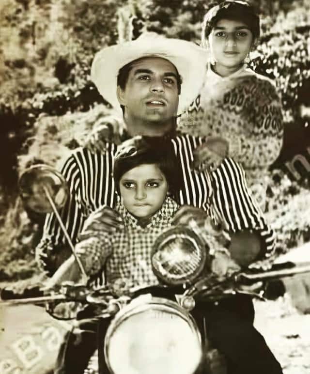 बॉबी देओल और सनी देओल अपने पापा धर्मेंद्र के बहुत बड़े फैन हैं. बचपन से ही धर्मेंद्र के दोनो बेटे उनके नक्शे कदमों पर चलने की कोशिश करते हैं. ऐसे में सनी देओल और बॉबी देओल अब अपने पापा की तरह अपनी लाइफ में एक मुकाम हासिल कर चुके हैं.