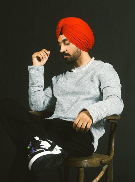 ਦਰਅਸਲ, ਦਿਲਜੀਤ ਦੋਸਾਂਝ ਵੱਲੋਂ ਇਹ ਖੁਸ਼ਖਬਰੀ ਆਪਣੇ ਸੋਸ਼ਲ ਮੀਡੀਆ ਹੈਂਡਲ ਇੰਸਟਾਗ੍ਰਾਮ ਉੱਪਰ ਆਪਣੀਆਂ ਸਟਾਈਲਿਸ਼ ਤਸਵੀਰਾਂ ਸ਼ੇਅਰ ਕਰਦੇ ਹੋਏ ਸੁਣਾਈ ਗਈ ਹੈ।