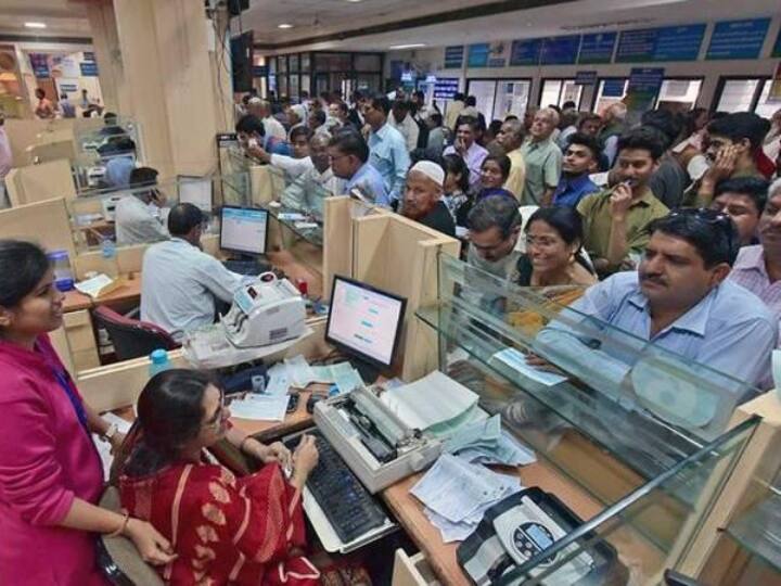 बैंक अधिकारी ग्राहकों से अभद्र व्यवहार, मारपीट, लिंग, धर्म और उम्र पर कमेंट नहीं कर सकते हैं. डरा धमकाकर किसी कॉन्ट्रैक्ट पर सिग्नेचर नहीं करवा सकते हैं. इसके अलावा, किसी स्कीम में बेवकूफ बनाकर निवेश नहीं करा सकते हैं. किसी दूसरे के साथ ग्राहक की पर्सनल जानकारी नहीं शेयर कर सकता है. साथ ही ग्राहकों खाते से संबंधी जानकारी देने से मना नहीं कर सकता है.