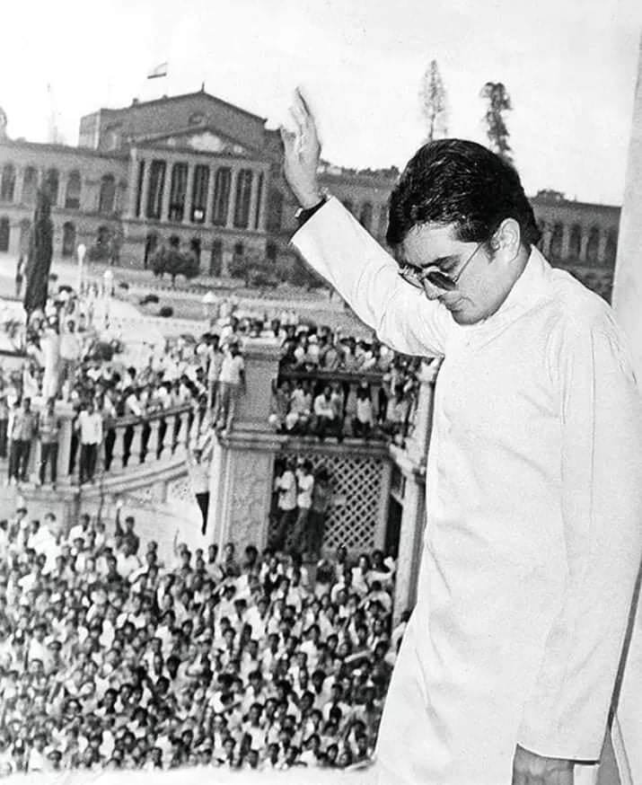 फार्म हाउस पर शूटिंग के दौरान एक बार महमूद के बेटे और राजेश खन्ना एक दूसरे से टकरा गए. इस दौरान महमूद के बेटे ने राजेश खन्ना को सिर्फ हैलो किया और निकल गए. इस वाकये से राजेश खन्ना खफा हो गए. उन्हें लगा कि जिसकी एक झलक पाने के लिए लोग घंटों इंतजार करते हैं, उससे ऐसा रुखा बर्ताव कैसे किया जा सकता है.