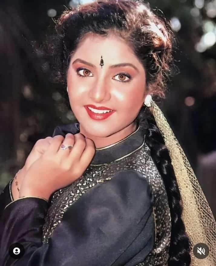 बता दें कि दिव्या भारती ने साल 1990 में आई तेलुगु फिल्म ‘बोबली राजा’ से एक्टिंग का करियर शुरू किया था. फिर वो सनी देओल के साथ फिल्म ‘विश्वात्मा’ में दिखी थी. इसके गाने सात समुंदर पार ने उन्हें रातों-रात मशहूर कर दिया था.