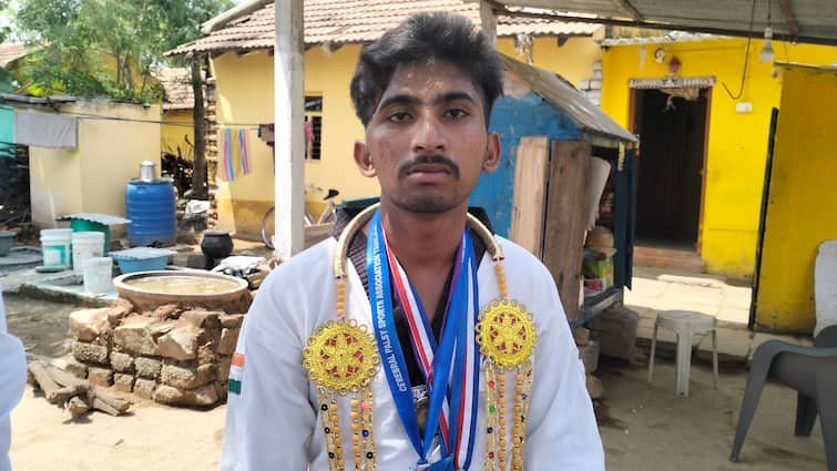 Dharmapuri Para Taekwondo Physically Challenged Student Won Gold Medal Does Not Have Money to Participate Mexico world level competition TNN Para Taekwondo: பாரா டேக்வாண்டோ போட்டியில் முதலிடம்; மெக்சிகோ செல்ல அரசு உதவ மாற்றுத்திறனாளி மாணவர் கோரிக்கை