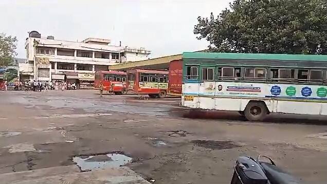 बंदमुळे सातारा एसटी स्टँड परिसरामध्ये सध्या शुकशुकाट दिसत आहे.