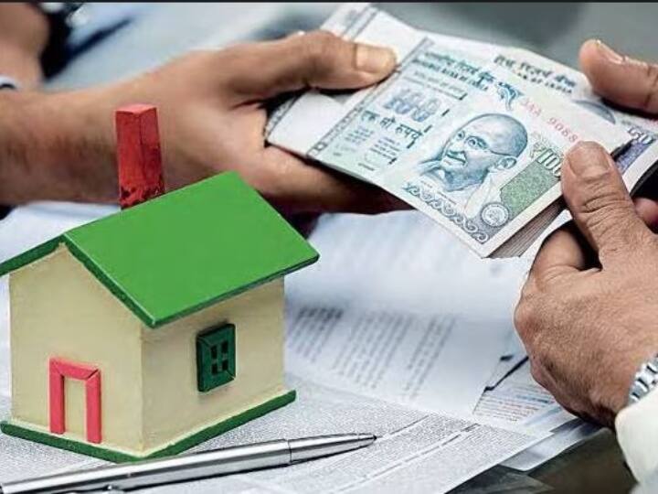 लोन का प्रीपेमेंट करने का विकल्प भी आप ले सकते हैं. मान लीजिए कि आपके पास एकमुश्त राशि आ रही है जिससे आप लोन को पूरे टेन्योर से पहले ही चुका सकते हैं तो आपको ये ऑप्शन ले लेना चाहिए. बैंक से बात करके बेस्ट डील आप ले सकते हैं जिससे बैंक की भी कॉस्ट ऑफ लोन घटने का फायदा वो ग्राहरों को दे सकते हैं.