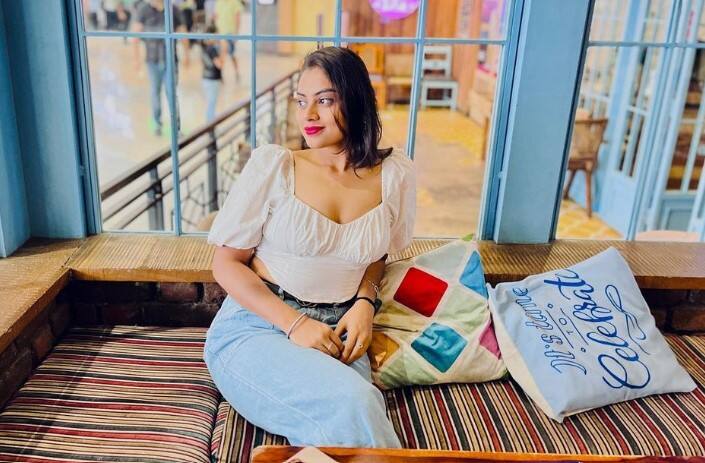 এমন ফুটফুটে তরুণীর মর্মান্তিক পরিণতি? কেন? বিমানসেবিকা রূপল ওগরের নিথর দেহ উদ্ধারের পর এই প্রশ্নেই তোলপাড় সোশ্যাল মিডিয়ায়। কিন্তু কে এই রূপল?