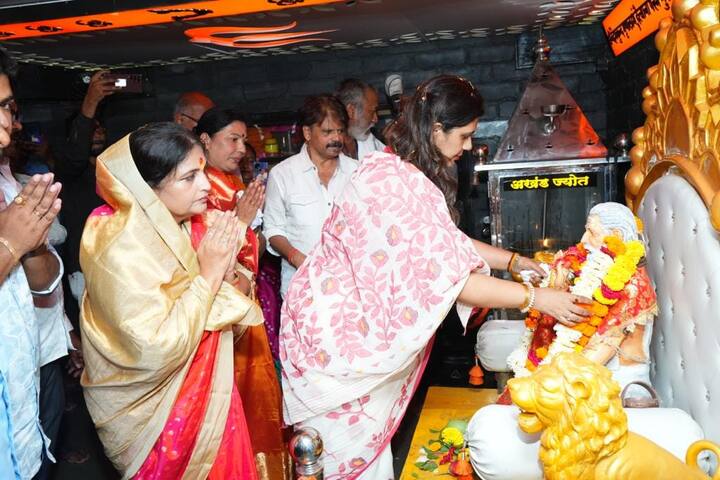 ‘शिव-शक्ती परिक्रमा’ दौऱ्यात अहमदनगर जिल्ह्यातील श्रीक्षेत्र बेट कोपरगांव येथे सदगुरू शुक्राचार्य महाराज मंदिरात जाऊन पंकजा मुंडे यांनी गुरू शुक्राचार्यांचे दर्शन घेतले.