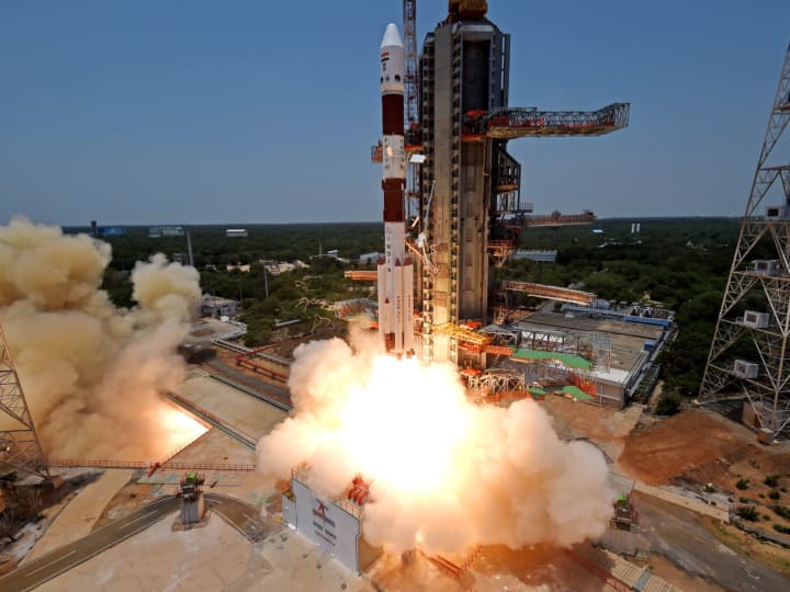 Space Scientists Of India: भारत ने पिछले कई दशकों में अंतरिक्ष में कई ऊंची उड़ान भरी है, इस कामयाबी के पीछे देश के कई बड़े वैज्ञानिकों की मेहनत है.
