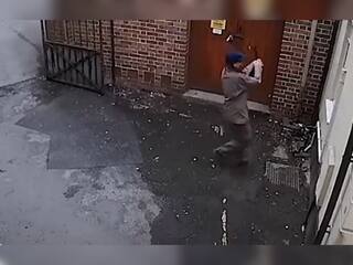 जैसा करोगे वैसा भरोगे! 'दुश्मन' का घर जलाने चला था शख्स...मगर खुद जलकर हो गया राख, देखें VIDEO