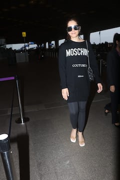 Rashi Khanna : 'मद्रास कॅफे' फेम राशी खन्ना मुंबई विमानतळावर स्पॉट; ब्लॅक लूकने वेधलं लक्ष