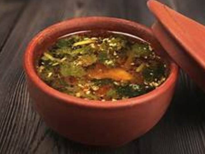 तड़के के लिए एक पैन में मध्यम आंच पर घी गर्म करें. - उसी पैन में राई डालें और भूनने दें. - राई को 20 सेकेंड तक भूनकर रसम में डाल दीजिए. इसे और स्वादिष्ट बनाने के लिए इसमें कुछ करी पत्ते और हरी मिर्च डालें. इस मिश्रण को तब तक भूनिये जब तक यह चटकने न लगे. रसम को सर्विंग बाउल में डालें और कुरकुरे पापड़ और चटनी की थाली के साथ परोसें.