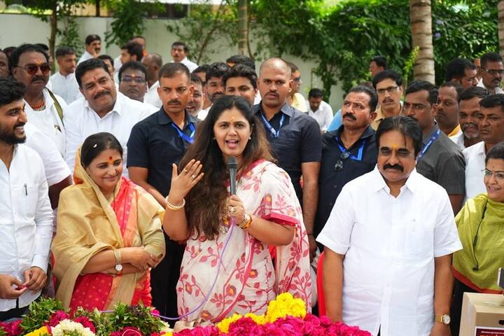 यावेळी कोपरगाव मतदारसंघातील सोनारी व विविध ठिकाणांहून आलेल्या ग्रामस्थांनी देखील स्वागत करुन शिव-शक्ती परिक्रमेला शुभेच्छा दिल्या.