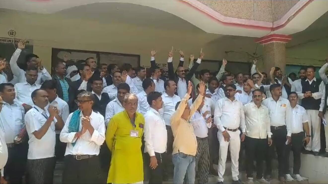 Lawyers Protest: गाजियाबाद और हापुड़ की घटना से वकीलों में गुस्सा, महोबा में तहसील गेट पर ताला लगाकर की नारेबाजी