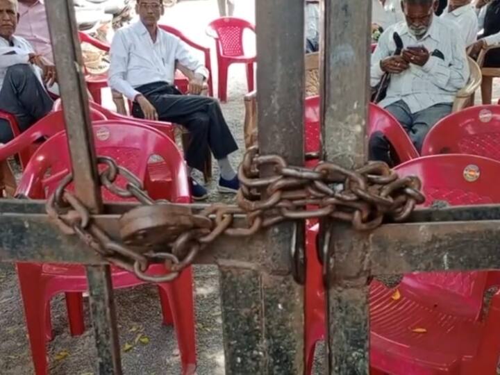 outrage over Hapur Lathichare and Ghaziabad murder Lawyers protested in Mahoba ANN Lawyers Protest: गाजियाबाद और हापुड़ की घटना से वकीलों में गुस्सा, महोबा में तहसील गेट पर ताला लगाकर की नारेबाजी