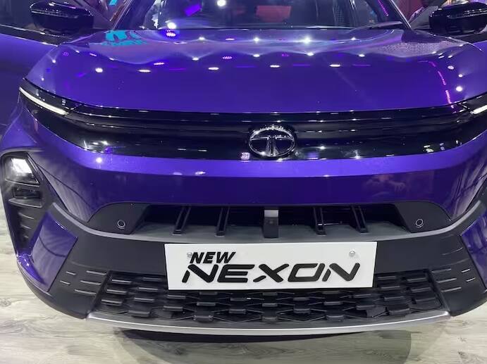 સ્ટાઇલિંગ- સ્લીક સ્ટાઇલ સાથે નવી નેક્સન હવે વધુ સ્પોર્ટી લાગે છે, તેના ફ્રન્ટ એન્ડમાં સ્પ્લિટ હેડલેમ્પ સેટઅપને આભારી છે. ગ્રિલ અને DRLs સાથે સાથે બમ્પરની ડિઝાઇન પણ અલગ છે. સાઇડ વ્યૂમાં કોઇ ફેરફાર કરવામાં આવ્યો નથી પરંતુ નવા એલોય વ્હીલ્સ 16-ઇંચના છે. રિયરમાં ફૂલ કનેક્ટેડ એલઇડી લાઇટ સેટઅપ સાથે નવો લૂક મળે છે.