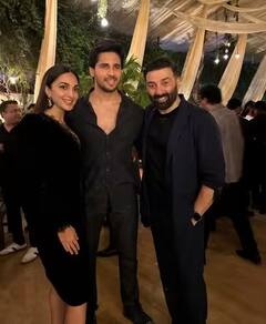 Gadar 2 Party Inside Photos: ધર્મેન્દ્ર સાથે સલમાન ખાને ક્લિક કરાવી તસવીર, તો સનીએ તબ્બૂને લગાવી ગળે, જુઓ પાર્ટીની તસવીરો