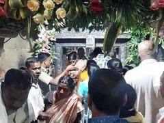 Beed News : परळीतल्या पंचम ज्योतिर्लिंग वैद्यनाथ मंदिराला फुलांची सजावट, दर्शनासाठी भाविकांची मोठी रीघ