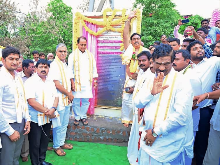 BRS Leaders tatikonda rajaiah kadiyam srihari faces eachother and shakehands in palakurthy Station Ghanpur: కడియం Vs రాజయ్య: ఎదురుపడ్డ ఇద్దరు నేతలు - షేక్ హ్యాండ్ ఇచ్చుకొని పక్కపక్కనే, సడెన్‌గా!