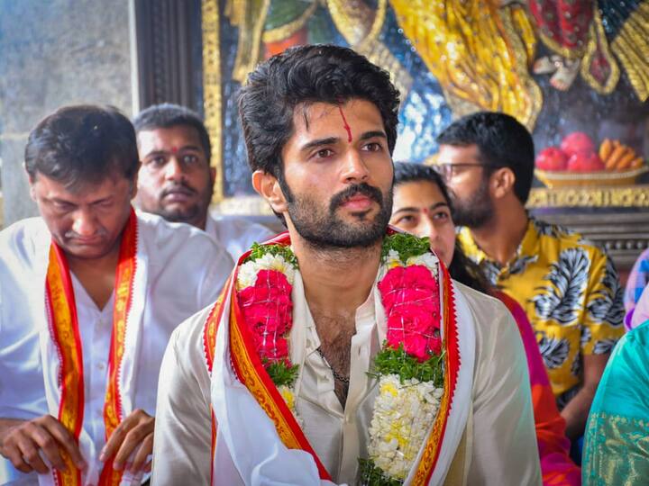 இந்த கோயிலுக்கு தனது குடும்பத்தினருடனும் குஷி படக்குழுவினருடனும் சென்றுள்ளார் விஜய் தேவரகொண்டா