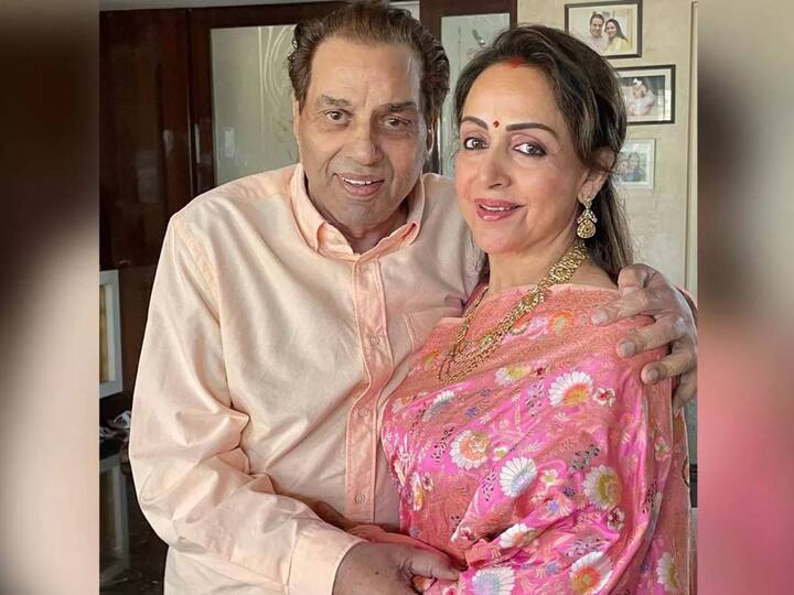इस बात से तो सभी वाकिफ हैं कि हेमा मालिनी ने चार बच्चों के पिता धर्मेंद्र से शादी रचाई है. शादी के सालों बाद भी ये कपल अपनी लाइफ में काफी खुश है और दो बेटियों के पेरेंट्स भी हैं. लेकिन जब इंडस्ट्री में इनका प्यार परवान चढ़ा था तो दोनों के प्यार के खूब चर्चे होते थे.