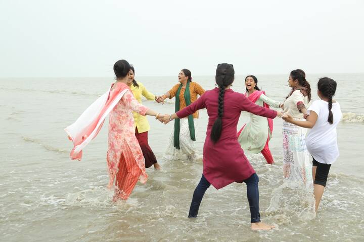 স্নেহার কথায়, 'এই যে বেড়ানো থেকে ফেরত যাবে সকলে, তারপর তো একটা দামামা বাজবেই। সেটার জন্য অপেক্ষা করতে হবে। তবে এই যে আউটডোর শ্যুট করতে এলে মজা হয়। সমুদ্র হোক বা পাহাড়, আসা মানেই মন ভাল হয় সঙ্গে কাজও হয়।'