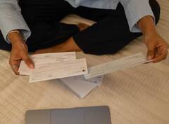 Cheque Signature Rule: ਚੈੱਕ ਦੇ ਪਿਛਲੇ ਪਾਸੇ ਦਸਤਖ਼ਤ ਕਰਨਾ ਕਦੋਂ ਜ਼ਰੂਰੀ , ਮੁਸੀਬਤ ਵਿੱਚ ਆਉਣ ਤੋਂ ਪਹਿਲਾਂ ਨਿਯਮਾਂ ਨੂੰ ਜਾਣੋ