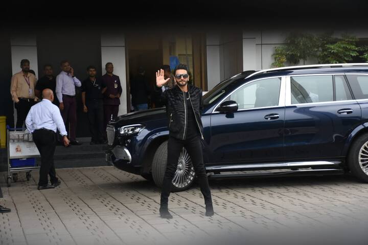 नुकताच रणवीर कूल लूकमध्ये स्पॉट झाला. रणवीरच्या ऑल ब्लॅक लूकनं अनेकांचे लक्ष वेधले.