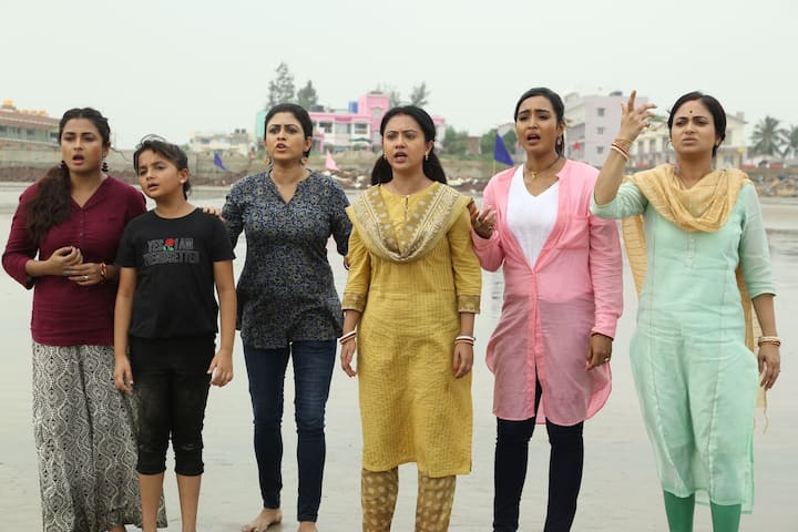 শিমুলের সঙ্গে ঘুরতে এসেছে তার ননদও। শ্বশুরবাড়ির কড়া শাসন পেরিয়ে, শাশুড়িকে জানিয়ে অনেক কষ্টে বুঝিয়ে রাজি করিয়ে তারা ঘুরতে এসেছে বটে।