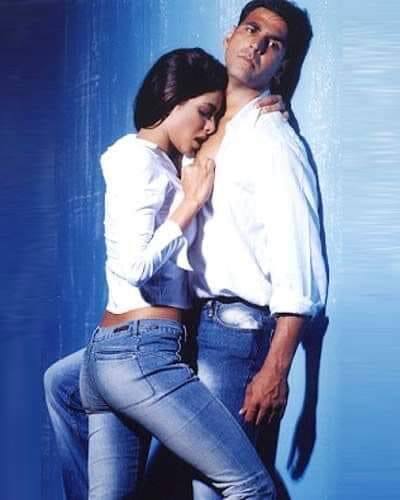 इस फिल्म में अक्षय और प्रियंका के बीच कई रूमानी सीन फिल्माए गए थे. इस फिल्म में दोनों की बेहतरीन केमेस्ट्री को दर्शकों ने काफी पसंद भी किया था. जिसके बाद खबरें आने लगी थीं कि दोनों के बीच कुछ चल रहा है. इसके बाद दोनों ने कई फिल्मों में काम किया.