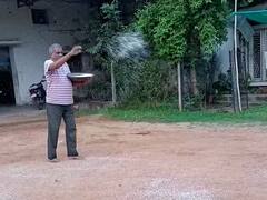 Gondia News:  गोंदिया जिल्ह्यातील आमगाव येथे भरते पोपटांची शाळा, हजारो पक्ष्यांसाठी उपाध्याय बनले अन्नदाता