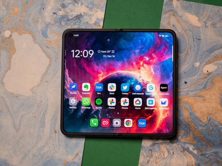 Oneplus Open: वनप्लस अपना पहला फोल्डेबल फोन इस महीने लॉन्च करेगी. हालांकि अभी कंपनी ने लॉन्च डेट शेयर नहीं की है. कहा जा रहा है कि फोन में 7.1 इंच की मेन डिस्प्ले और 5.54 इंच की कवर डिस्प्ले मिलेगी. इसके अलावा इसमें Snapdragon 8 Gen 2 SoC और पेरिस्कोप ज़ूम लेंस मिल सकता है. ये पहला ऐसा फोल्डेबल फोन होगा जिसमें पेरिस्कोप ज़ूम लेंस मिलेगा.