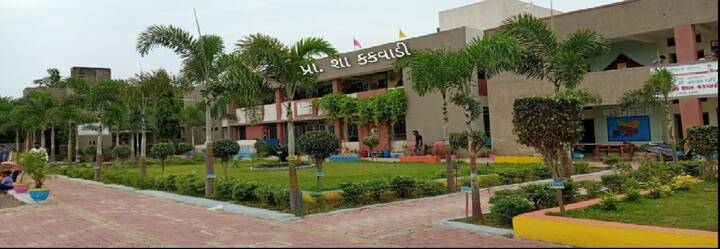 વલસાડ જિલ્લામાં સ્થિત કકવાડી પ્રાથમિક શાળા (KPS) સ્માર્ટ સ્કૂલિંગનું આવું જ એક શ્રેષ્ઠ ઉદાહરણ છે. કકવાડી પ્રાથમિક શાળાના શિક્ષકોના સમર્થન અને માર્ગદર્શને શાળાની સફળતામાં, યુવા વિદ્યાર્થીઓના ભવિષ્યને આકાર આપવામાં અને તેમની પ્રતિભાઓનું સંવર્ધન કરવામાં મહત્વની ભૂમિકા ભજવી છે. તેમના અથાક પ્રયાસોના કારણે કકવાડી પ્રાથમિક શાળા ગુજરાતમાં ગુણવત્તાયુક્ત શિક્ષણની દીવાદાંડી બની છે, જે અસંખ્ય વિદ્યાર્થીઓના જીવનને ઉજાળે છે.