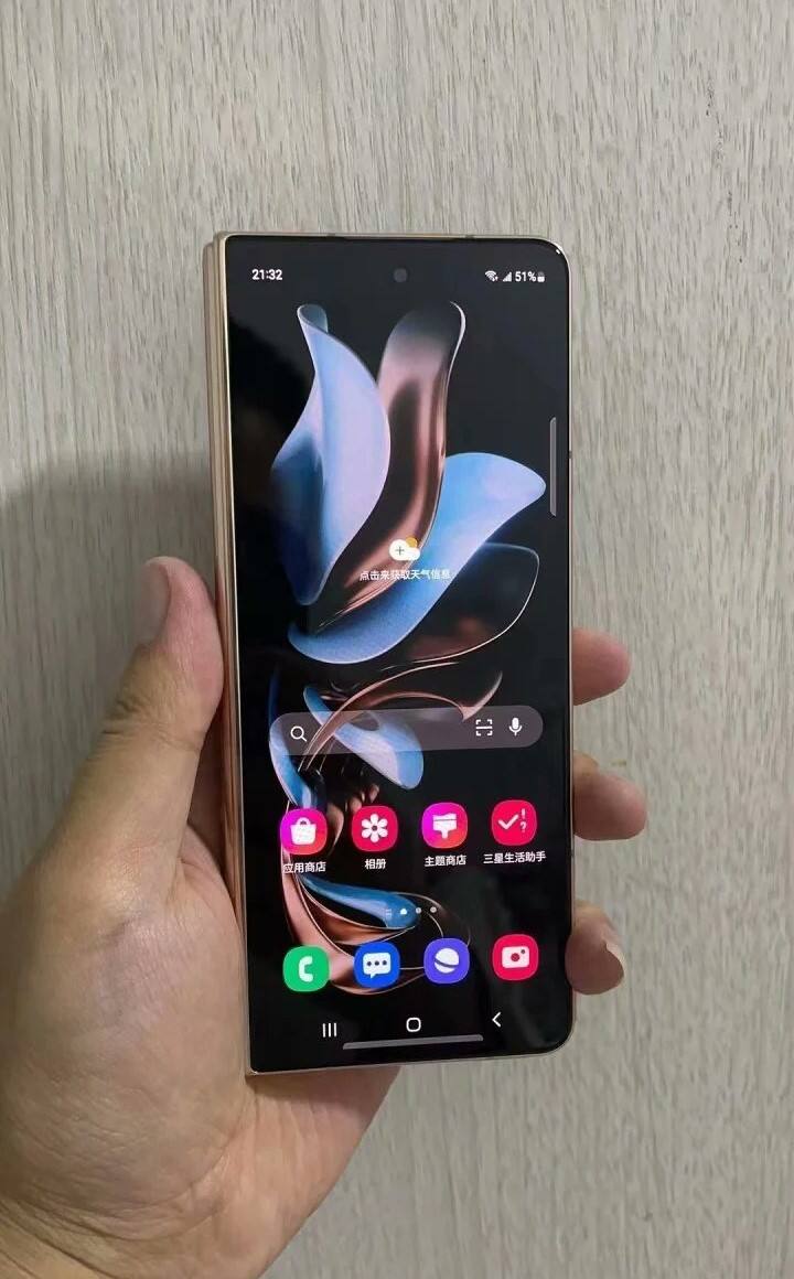 சாம்சங் டப்ளியூ24 மாடலில் 12GB ரேம், 256GB ஸ்டோரேஜ், 45W ஃபாஸ்ட் சார்ஜிங் மற்றும் 120Hz ரெஃப்ரெஷ் ரேட் வசதிகள் அமையும் என்பது தகவல்.